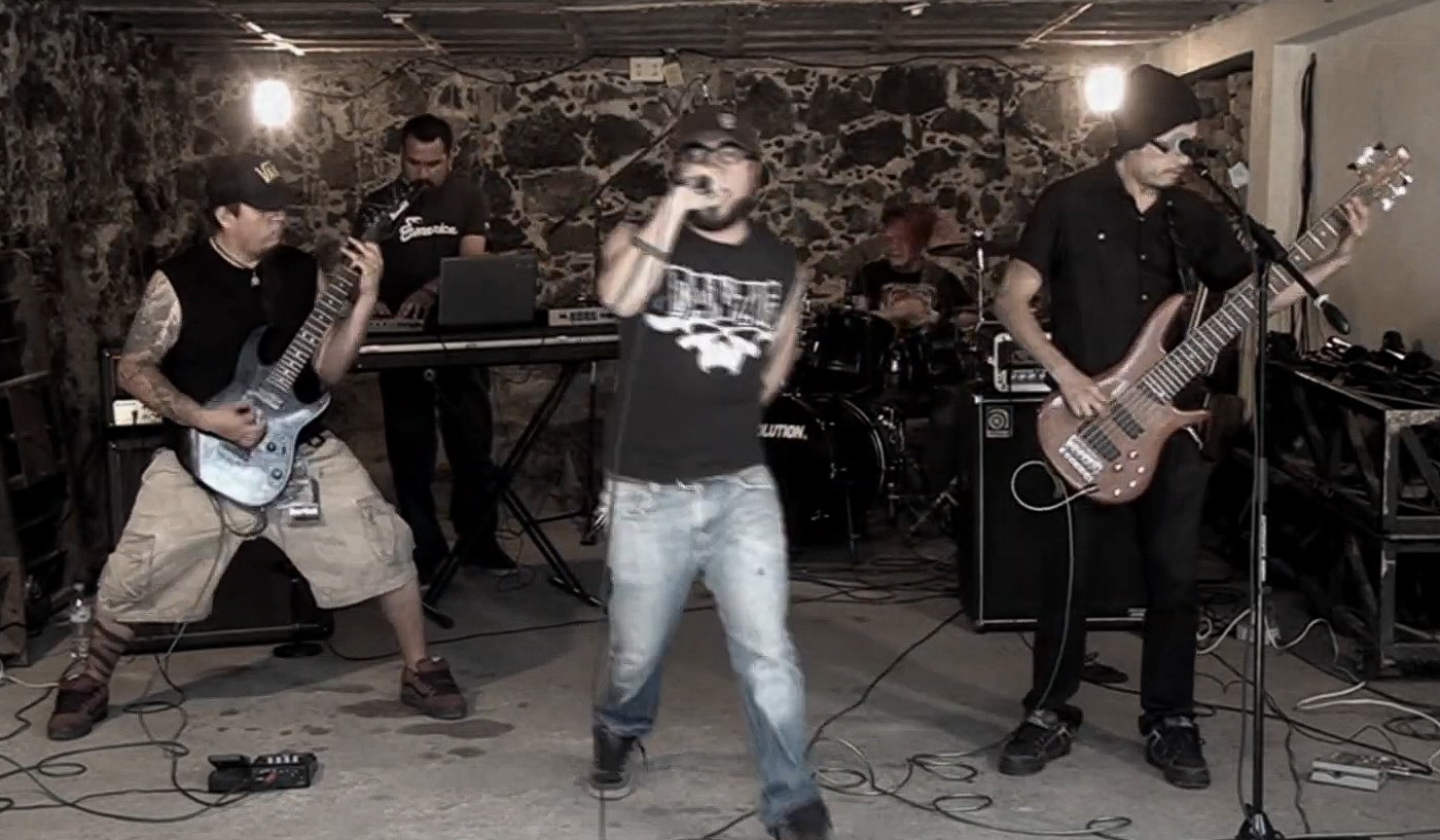 TRAKTOR BRINCA LA BARDA EL GARAGE PRESENTA